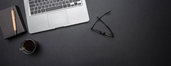 Espacio Trabajo Moderno Ordenador Portátil Teléfono Móvil Escritorio Oficina Color —  Fotos de Stock