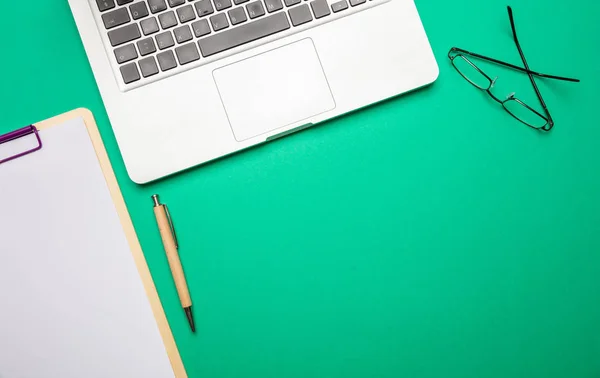 Современное Рабочее Пространство Ноутбук Блокнот Зеленом Столе Вид Сверху Пространство — стоковое фото