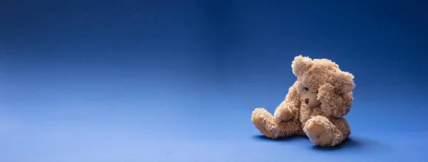 Blauer Montag Depression Teddybär Traurig Hält Seinen Kopf Sitzt Blauen — Stockfoto