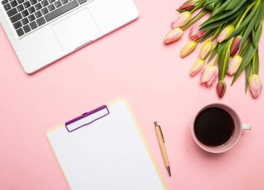 Bayan, anneler günü kavramı. Pembe lale buketi, boş not defteri ve pastel pembe, üstten görünüm, bilgisayar laptop alanı Kopyala