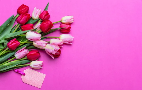 Mães Conceito Dia Das Mulheres Buquê Tulipas Etiqueta Branco Fundo — Fotografia de Stock