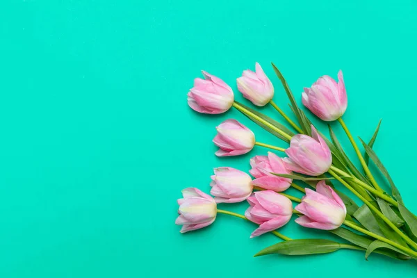 Primavera Conceito Páscoa Buquê Tulipas Rosa Fundo Verde Vista Superior — Fotografia de Stock