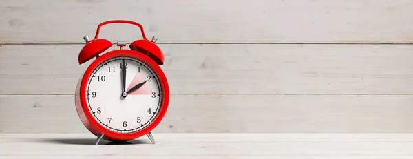 ヨーロッパの夏時間終了 赤い目覚まし時計と白い木製の背景 バナー コピー領域に分離されたタイム ゾーン イラストレーション — ストック写真