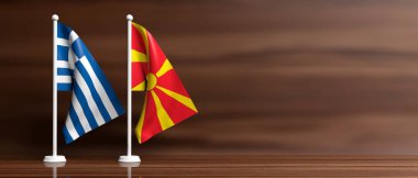 Yunanistan ve Kuzey Makedonya ilişkileri. Ahşap arka plan, afiş, kopya alanı minyatür bayrakları. 3D çizim