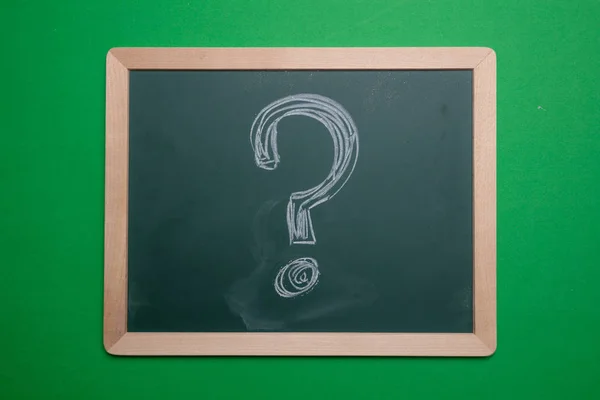 Ερωτηματικό Κιμωλία Χέρι Σχήμα Σχεδίασης Ερωτηματικό Στον Πράσινο Πίνακα Φόντο — Φωτογραφία Αρχείου