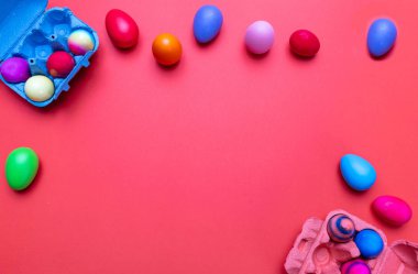 Paskalya yumurtaları, pastel renkler boyalı ve bir karton durumda, turuncu renk arka plan, kopya alanı, üstten görünüm