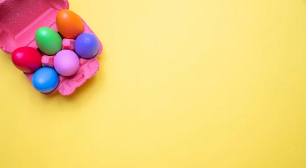 Пасхальные Яйца Пастельные Цвета Окрашенные Коробку Желтый Цвет Фона Пространство — стоковое фото