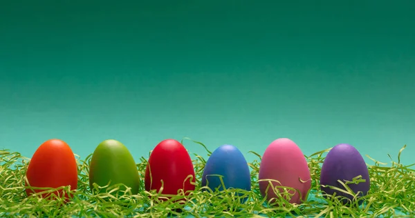 Пасхальные Яйца Пастельные Цвета Окрашены Стоя Ряд Зеленый Фон Баннер — стоковое фото