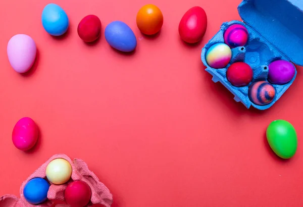 Huevos Pascua Colores Pastel Pintados Una Caja Cartón Fondo Color — Foto de Stock