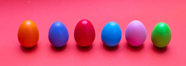 Пасхальные Яйца Пастельные Цвета Окрашены Стоя Ряд Оранжевый Цвет Фона — стоковое фото