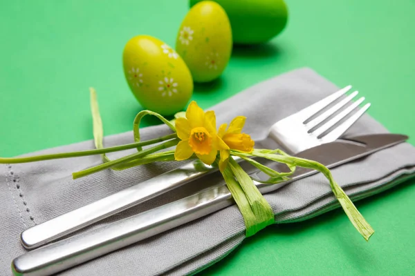 复活节桌子 地方设置 复活节彩蛋 餐具和灰色餐巾 绿色背景 特写视图 — 图库照片