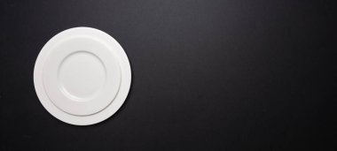 Siyah renk arka plan, afiş, üstten görünüm, kopya alanı beyaz tabakların kümesi