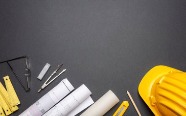 Mimar mühendis işyeri, inşaat site Resepsiyon. Proje planları, baret sarı ve siyah araçları mühendislik, uzay kopyalayın, görünümü top