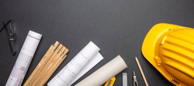Mimar mühendis işyeri, inşaat site Resepsiyon. Proje planları, baret sarı ve siyah, afiş araçları mühendislik, uzay kopyalama
