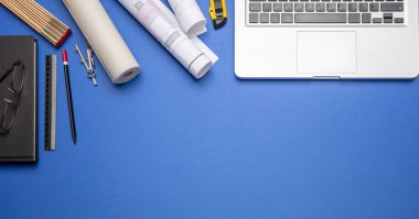 Mimar mühendis inşaat site Ofis Masası. Proje planları, mavi renk, üstten görünüm, kopya alanı kırtasiye ve bilgisayar laptop