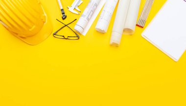 Mimar mühendis işyeri, inşaat site Resepsiyon. Proje planları, kask ve mühendislik araçları sarı, en iyi görünüm, uzay kopyalayın