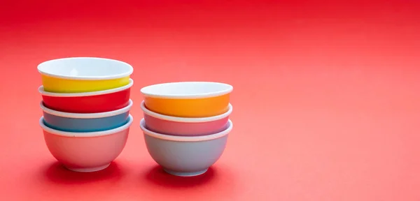 Kolorowe Miseczki Oczyścić Ceramiczną Ułożone Czerwony Kolor Tła Kopiować Przestrzeń — Zdjęcie stockowe