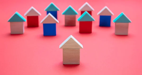 Vastgoed Staande Concept Één Huis Model Voor Anderen Rode Kleur — Stockfoto