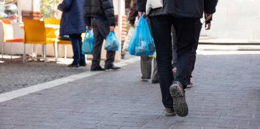 Plastik torbalar kullanın. İnsanlar hoding plastik torba. Closeup görünümü, kopya alanı