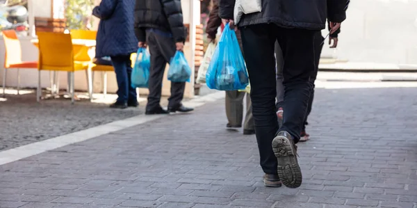 Plastik torbalar kullanın. İnsanlar hoding plastik torba. Closeup görünümü, kopya alanı