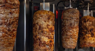 Döner, döner yavaş yavaş tükürür dönen ızgara. Geleneksel sokak gıda