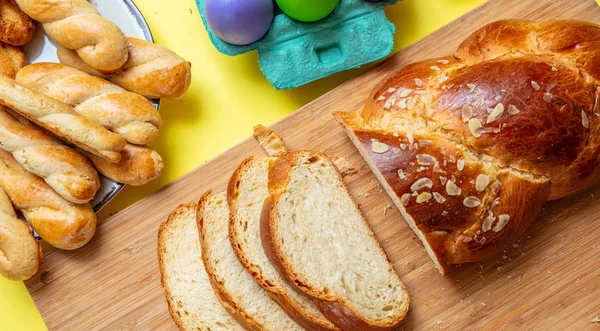 Huevos de Pascua y trenza tsoureki, pan dulce griego de Pascua, sobre madera —  Fotos de Stock