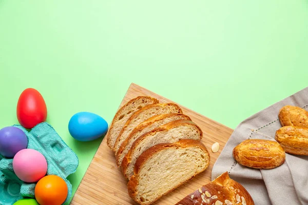 Huevos de Pascua y trenza tsoureki, pan dulce griego de Pascua, sobre pastel verde —  Fotos de Stock