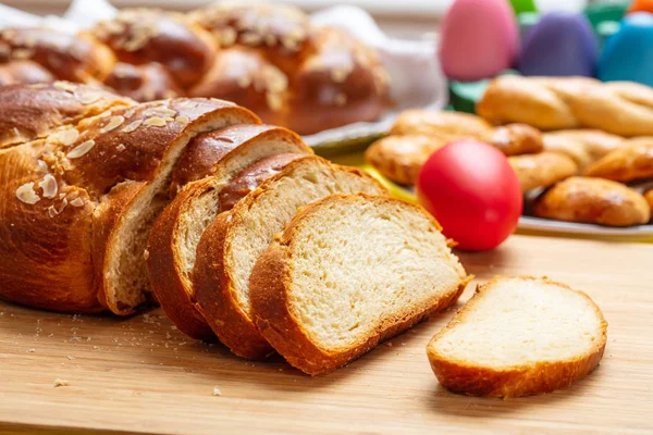 Rebanadas de trenza de tsoureki de Pascua, pan dulce griego de Pascua, sobre madera —  Fotos de Stock