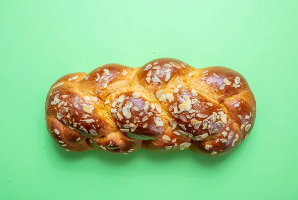 イースターのパン、緑の色、トップ ビューでギリシャ tsoureki 三つ編み — ストック写真