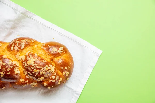 Paskalya ekmek, Yunan çörek örgü yeşil renk, üstten görünüm — Stok fotoğraf