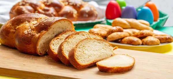 Fatias de trança de tsoureki de Páscoa, pão doce de Páscoa grego, em madeira — Fotografia de Stock