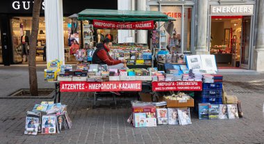 Atina Yunanistan, şehir merkezi. Açık kitap piyasa ahır Ermou Caddesi, Kapnikareas Meydanı.