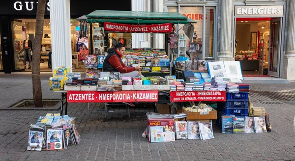 Athens Greece, city center. Outdoor books market stall at Ermou street, Kapnikareas square. — Stock Photo, Image