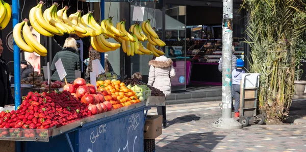 Atene Grecia, Monastiraki, piazza. Banco del mercato della frutta all'aperto all'ingresso della stazione della metropolitana — Foto Stock