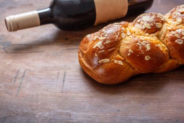 Bir şişe kırmızı şarap ahşap masa, kopya alanı Challah ekmek