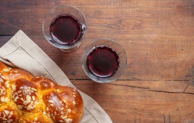 İki kadeh kırmızı şarap ahşap masa, kopya alanı ile Challah ekmek