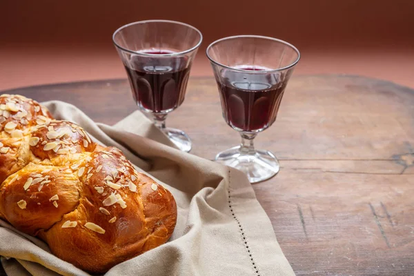 Challah bread with two glasses of red wine on wooden table, copy space — Stock Photo, Image