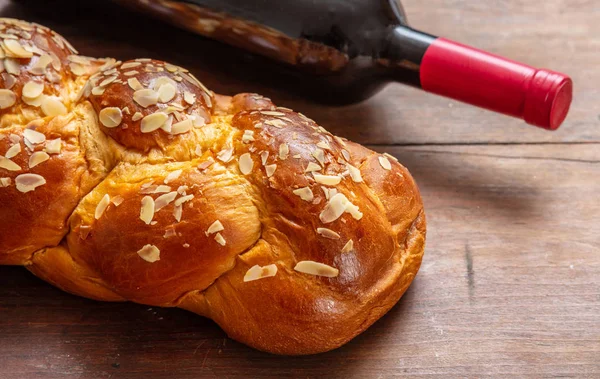 Ahşap masa üzerinde kırmızı şarap bir şişe Challah ekmek — Stok fotoğraf