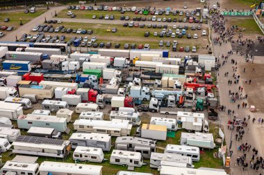 Münih, Almanya, Oktoberfest, alan, otomobil, kamyon, karavanlar ve insanlar yürürken, insanlar park yeri havadan görünümü