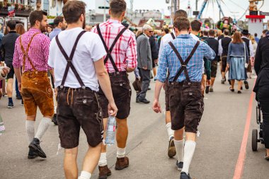 Münih, Almanya, Oktoberfest, grup genç adam yürüme geleneksel kostümleri