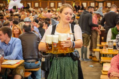 Münih, Almanya, Oktoberfest, Garson bira, çadır iç arka planda tutan Tirol kostüm