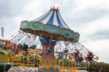 Münih, Almanya, Oktoberfest, Carousel bulutlu gökyüzü arka plan üzerinde
