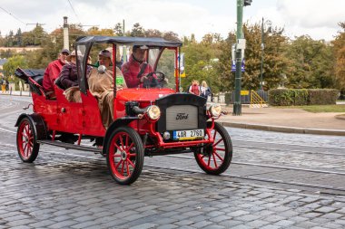 Çek Cumhuriyeti, Prag, şehir merkezi. Eski bir vintage kırmızı araba sürüş turist