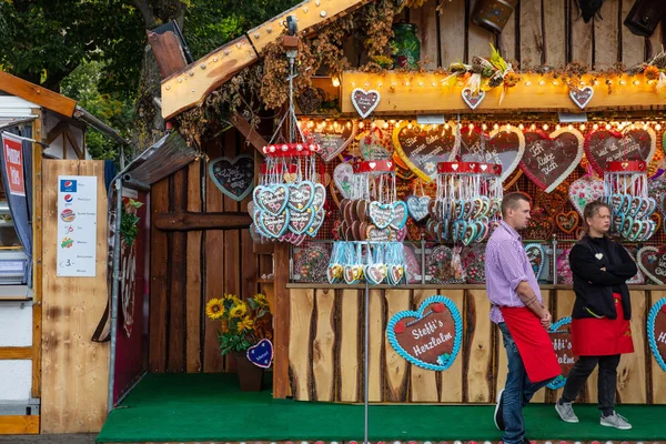 München, Oktoberfest, Kiosk verkoop van traditionele hart vorm peperkoek — Stockfoto