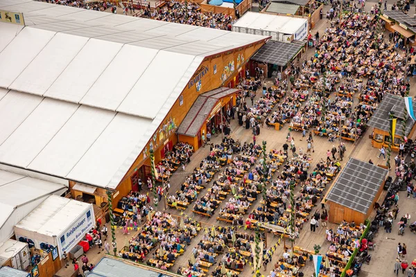 Monaco di Baviera, Germania, Oktoberfest, Veduta aerea dei tavoli affollati all'aperto nel festival — Foto Stock