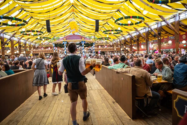 Munique, Alemanha, Oktoberfest, Garçom segurando cervejas, fundo interior da barraca — Fotografia de Stock