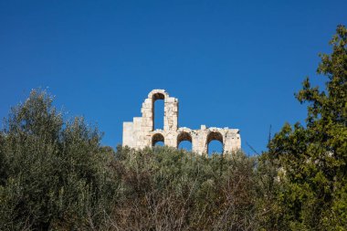 Atina, Yunanistan. Herodes Odeon detay üzerinde mavi gökyüzü arka plan, güneşli bir gün.