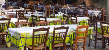 Yunan açık havada lokali, boş masa ve sandalye, güneşli bir gün, sehir merkezi