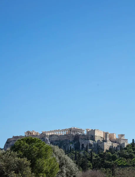 雅典的雅典卫城希腊岩石和帕台农神庙在蓝天背景, 阳光明媚的天. — 图库照片