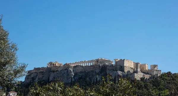 Acropoli di Atene Grecia roccia e Partenone su sfondo cielo blu, giornata di sole . — Foto Stock